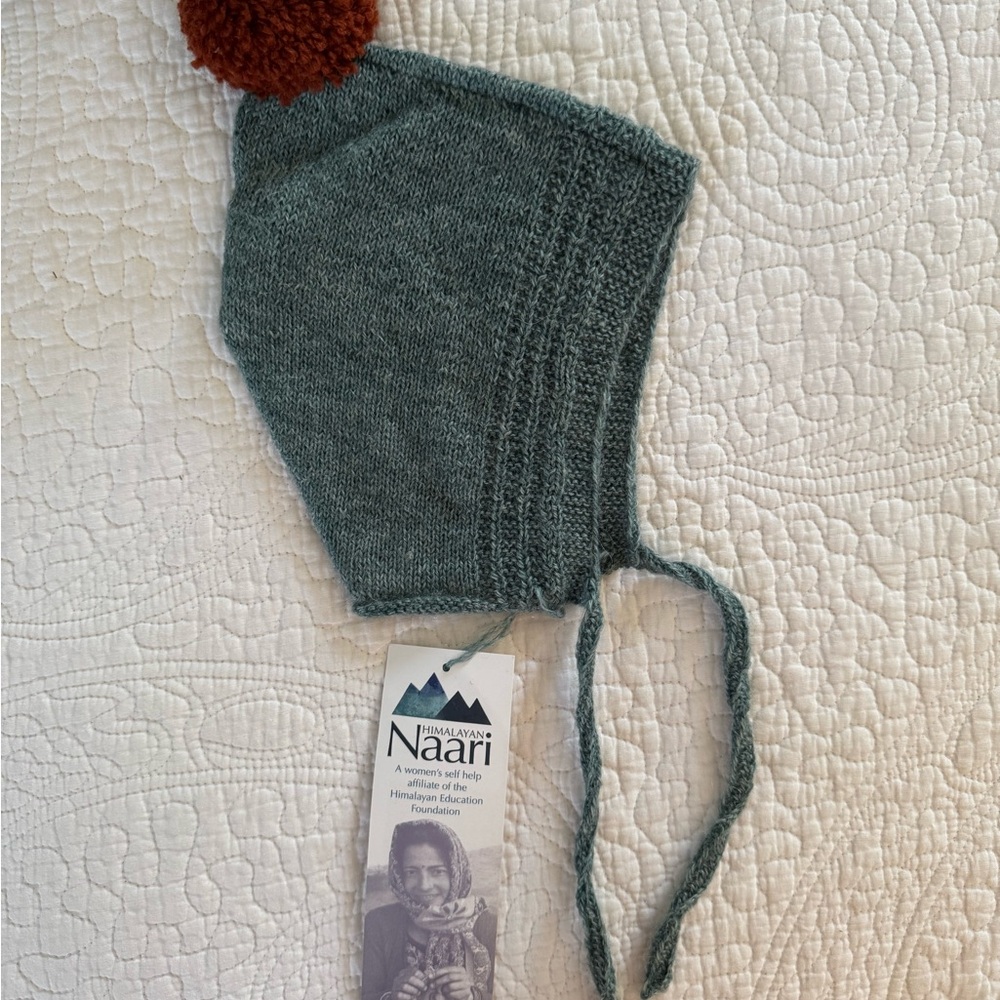 NWT Himalayan Naari Fairtrade Knit Pom Pom Hat - Teal and Rust